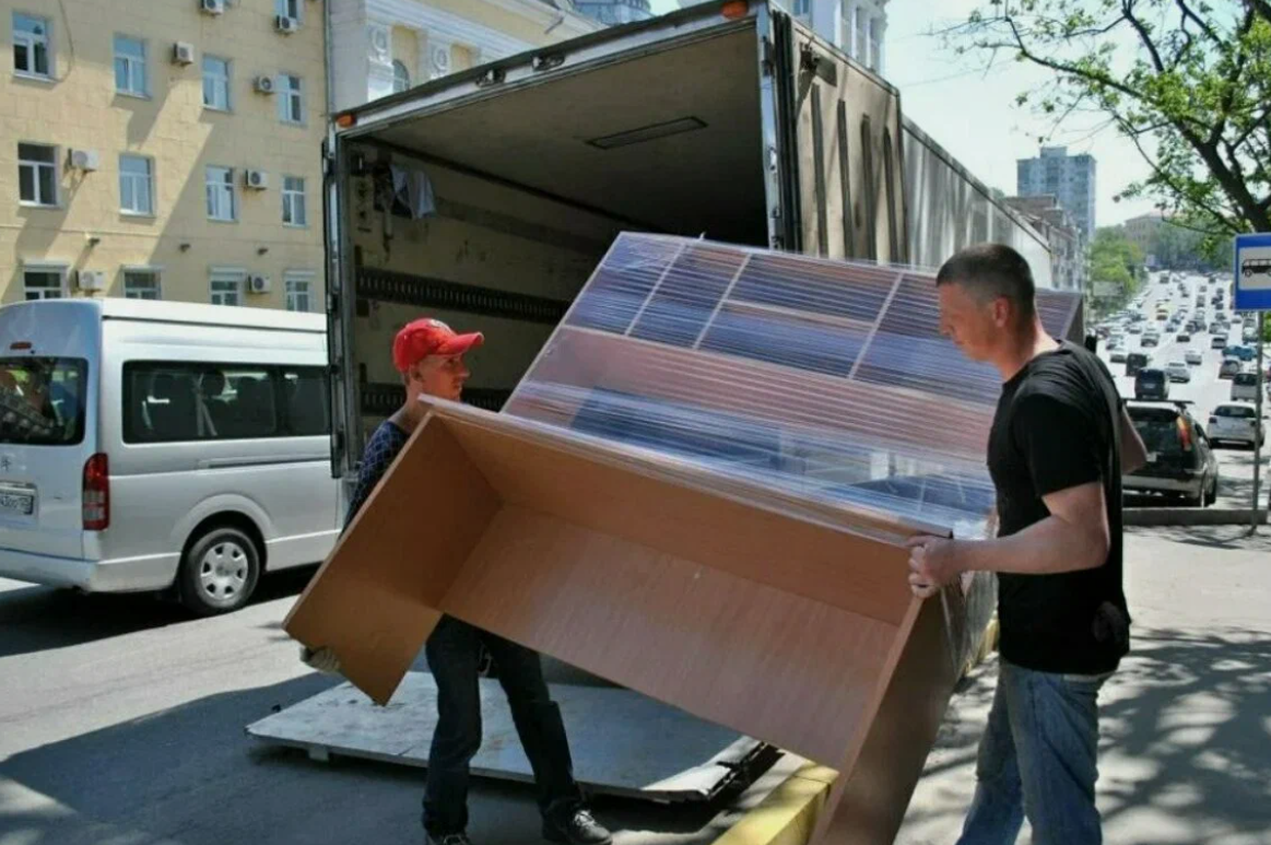 Профессиональные грузчики за работой