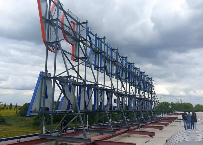 Пространственный каркас большой крышной вывески