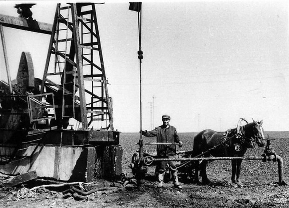 Первая газовая скважина на волге. Ромашкинское месторождение Татарстан. Ромашкинское месторождение 1948. Добыча нефти в ТАССР. Ромашкинское нефтяное месторождение Татнефть.