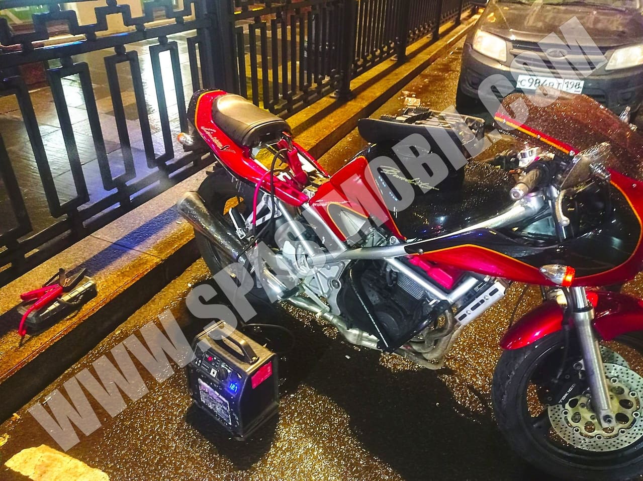 Запустили двигатель мотоцикла Suzuki Bandit 1997 на  улице Марата в Центральном районе СПб