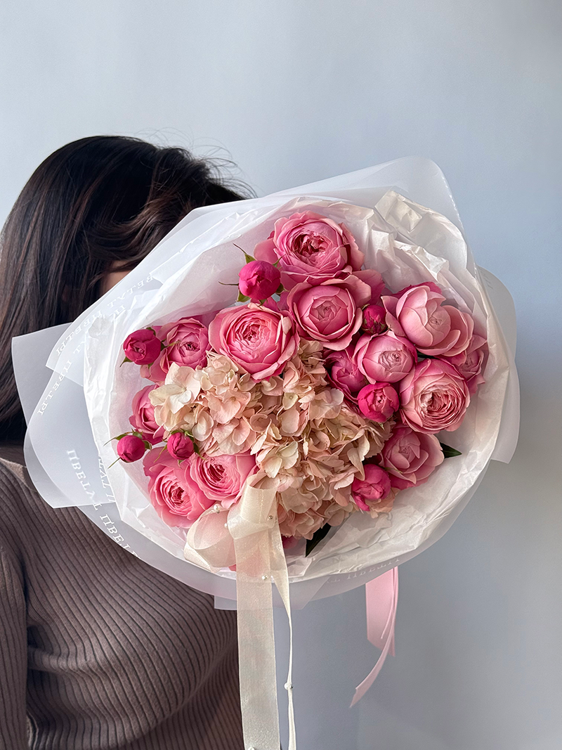 Букет с гортензией и пионовидными розами с доставкой по Краснодару