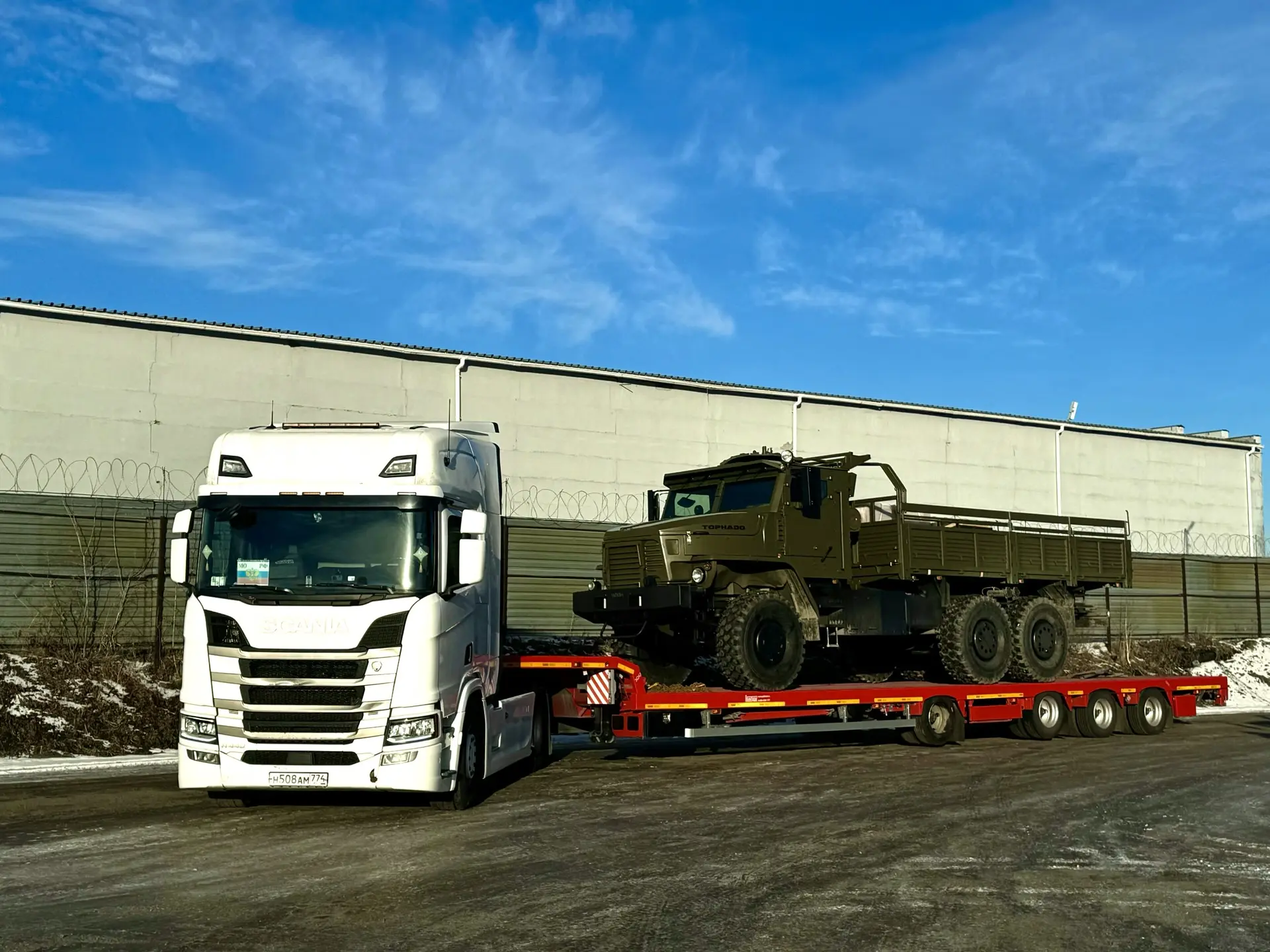 Scania с военной техникой
