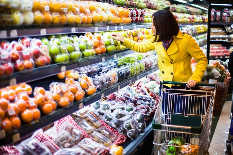 Товары первой необходимости. Ашан продовольственные товары. Продавец в сельском магазине. Новогодние товары. Продуктовый магазин.