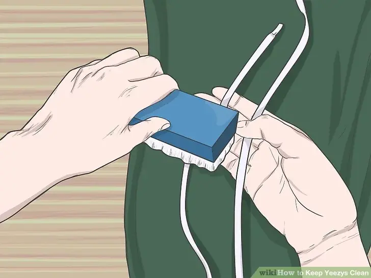 Потрите шнурки Yeezy щеткой для мытья посуды