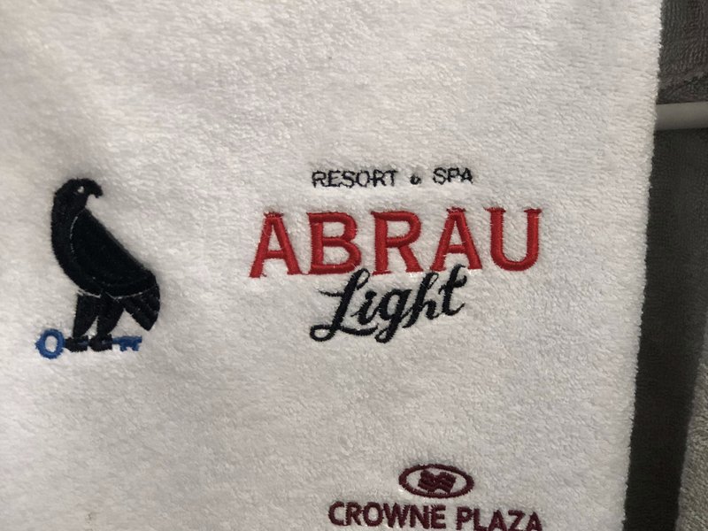 Махровое полотенце с вышитыми логотипами отелей ABRAU Light и Crowne Plaza