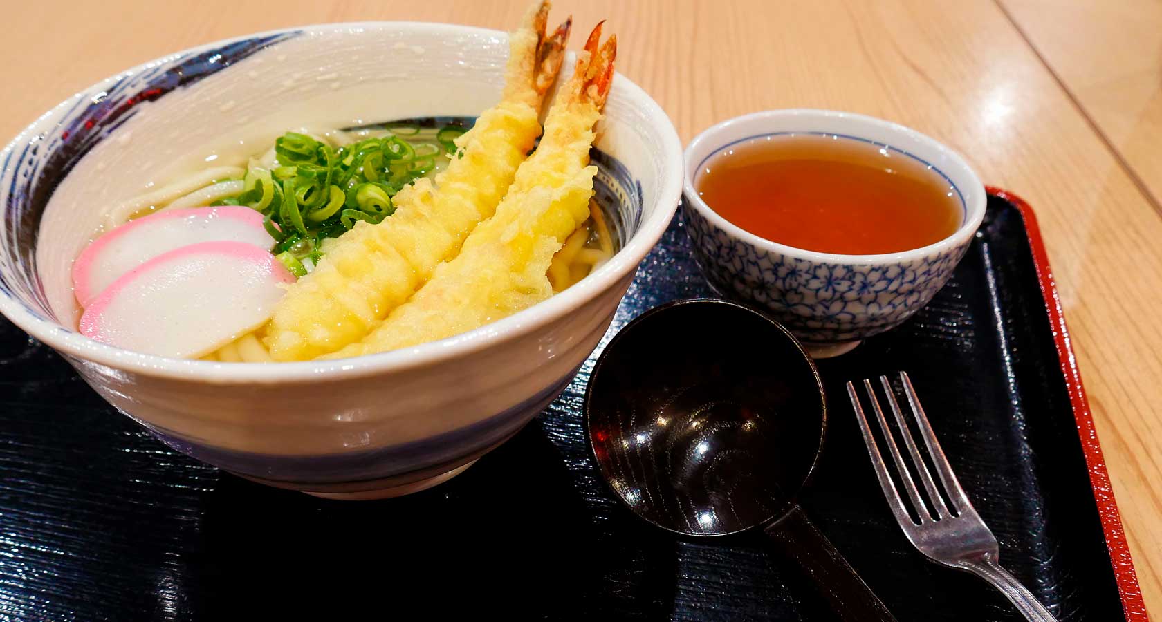 японская лапша с креветками в темпуре