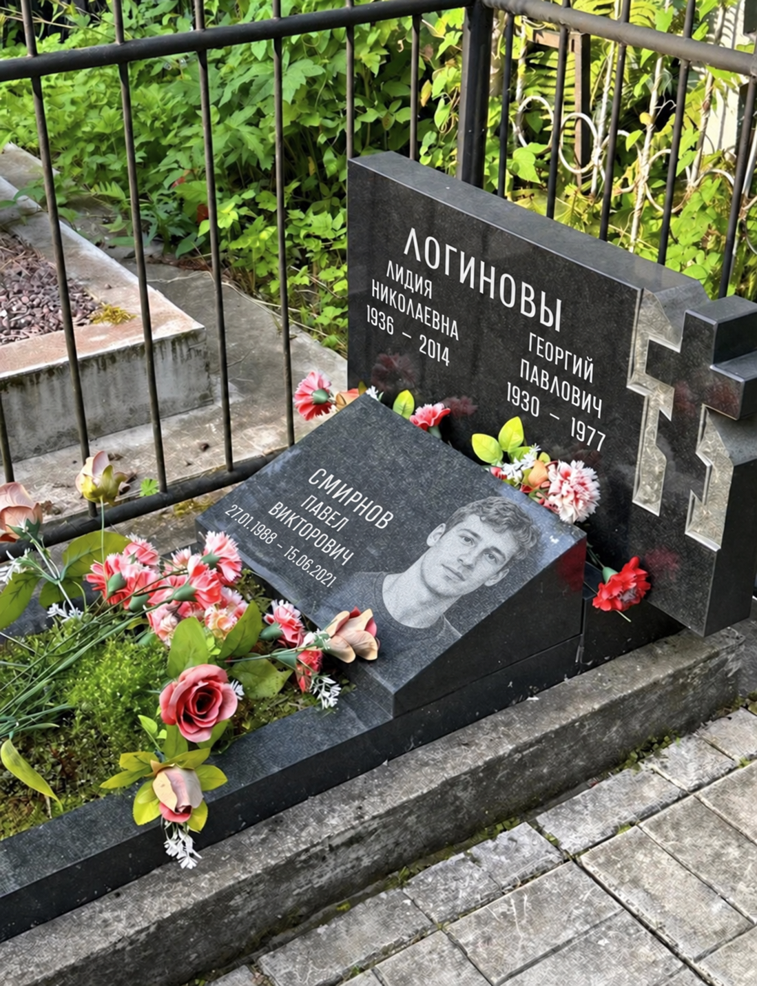 Гранитный баян с гравированным портретом рядом с семейным памятником