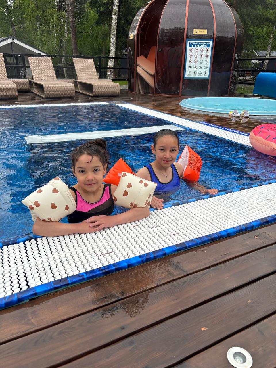 Семья отдыхает в отеле Архыза с видом на горы