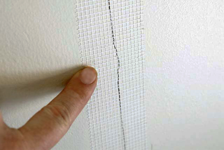 Чем заделать дыры в стене после демонтажа розеток: выбор подходящего материала