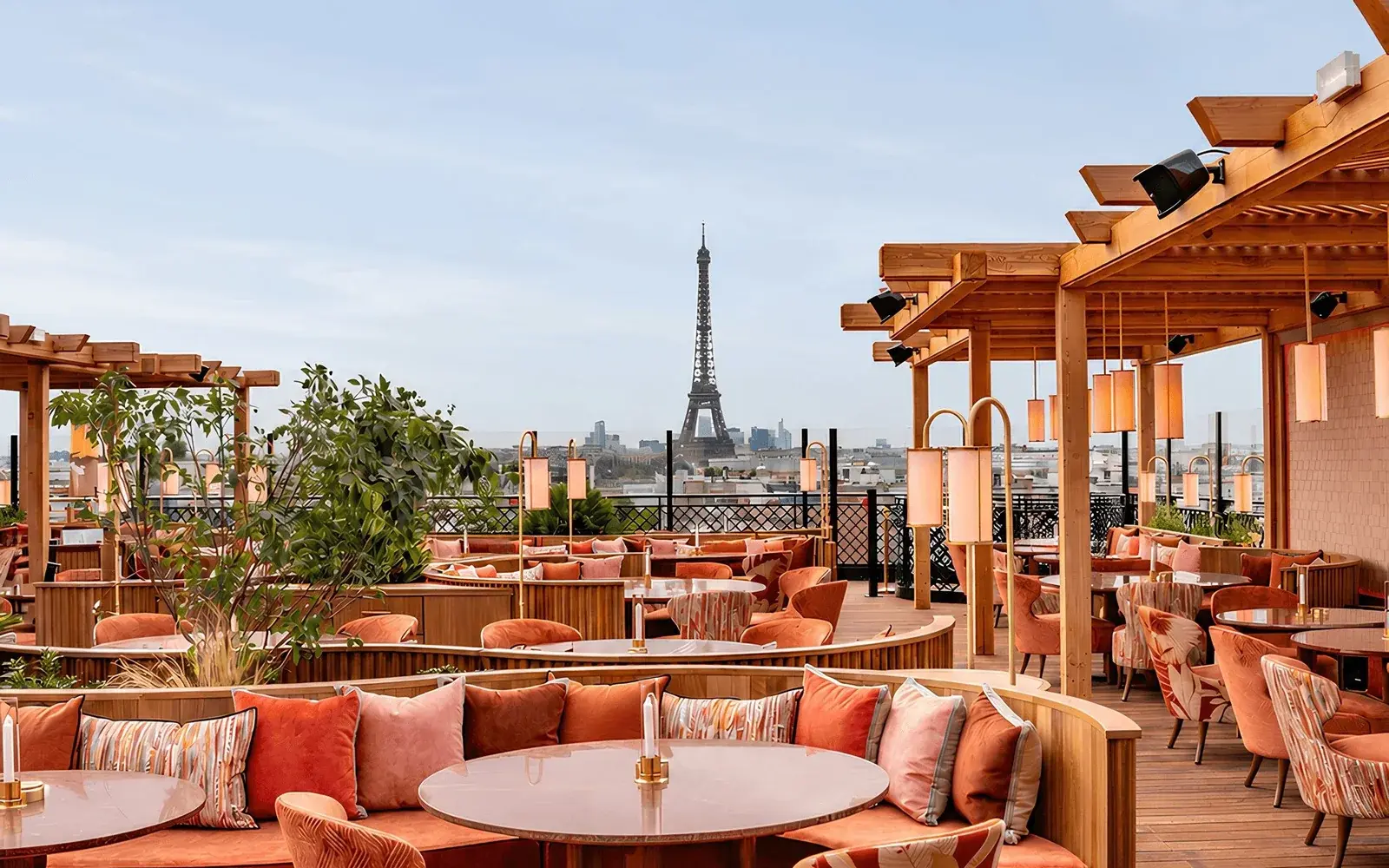 Ресторан на крыше с плетёными диванами и видом на Эйфелеву башню, SAX Paris