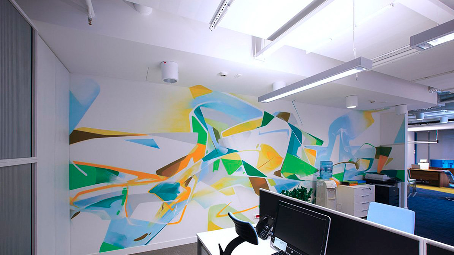 Paint office. Роспись стен в офисе. Креативная роспись стен в офисе. Украсить стену в офисе. Графика на стенах в офисе.