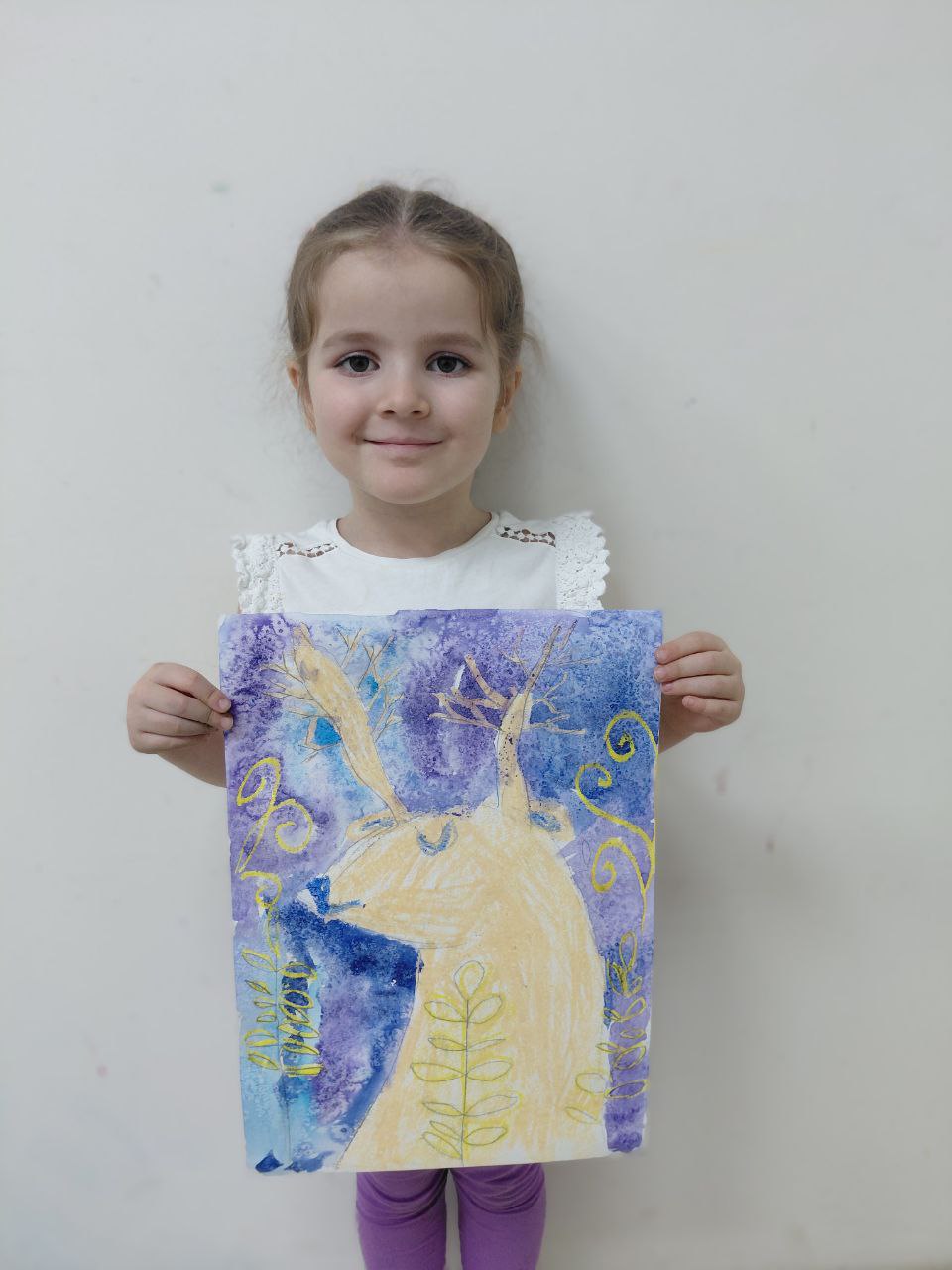 Ученица 4–5 лет с работой в акварели и мелках