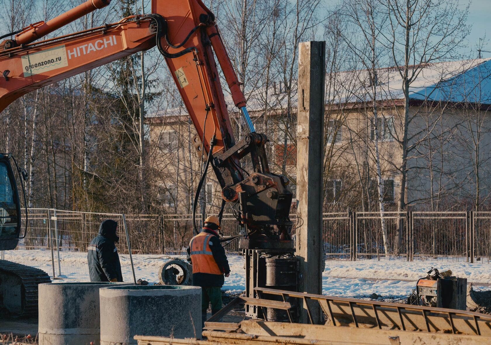 Свайное поле на строительной площадке с буровой установкой и проектной документацией