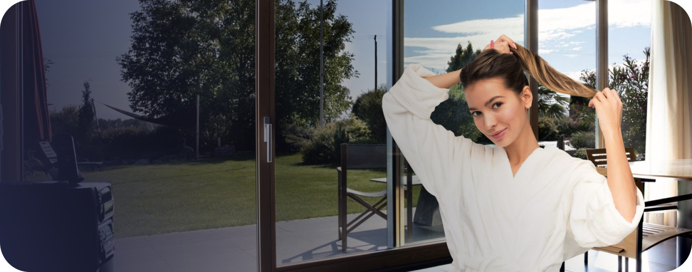 Девушка за панорамным окном остекленная