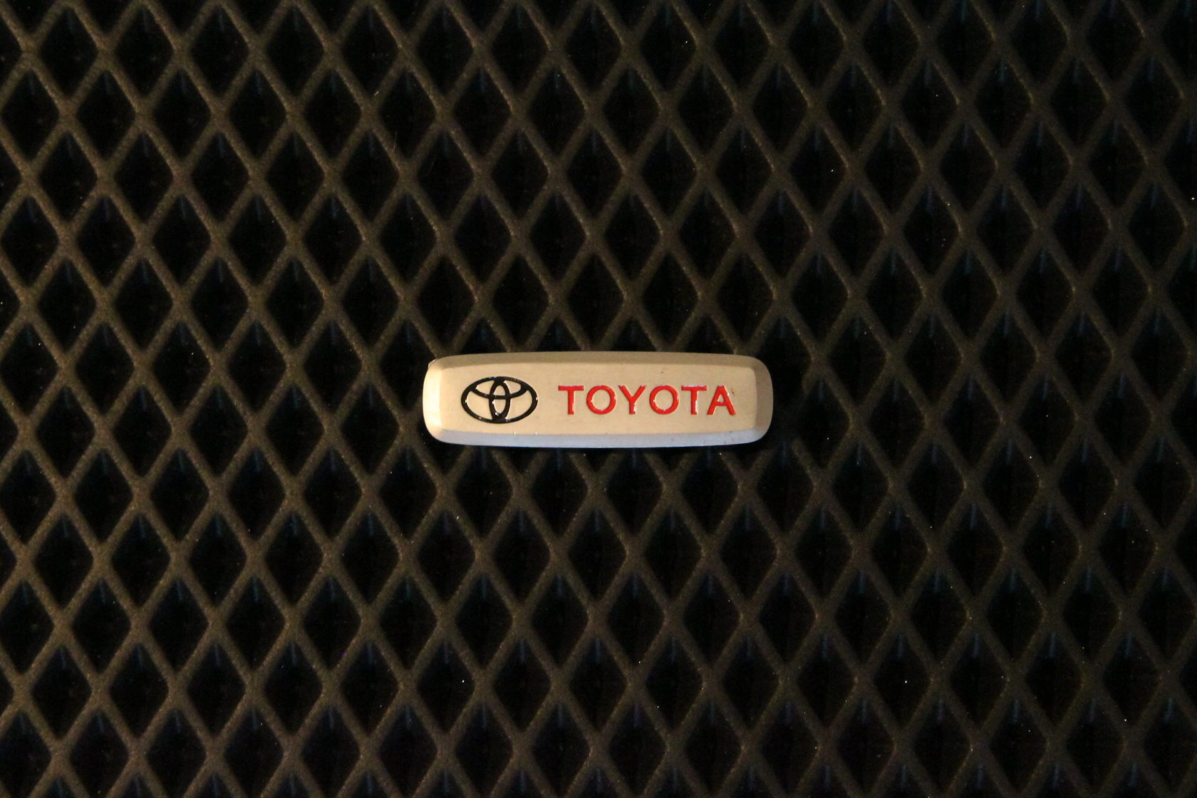 Без шильдика. Шильдик. Шильдик Toyota. Металлические шильдики на авто. Автомобильные шильды.
