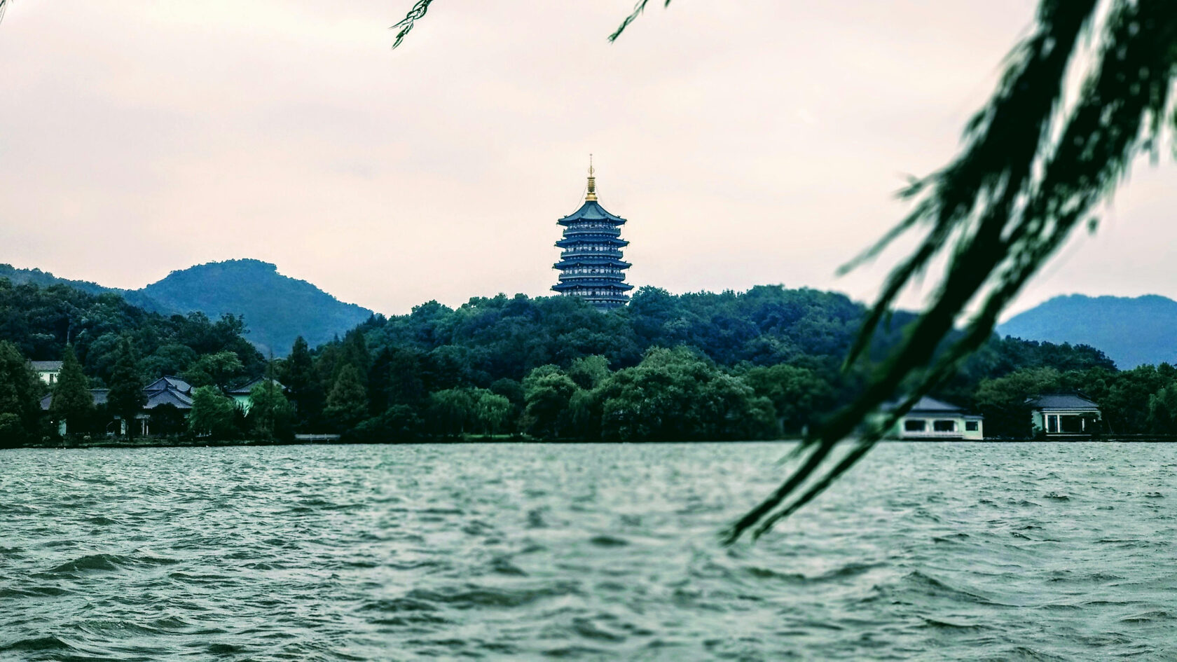 Озеро Сиху. Западное озеро. Ханчжоу. Китай.