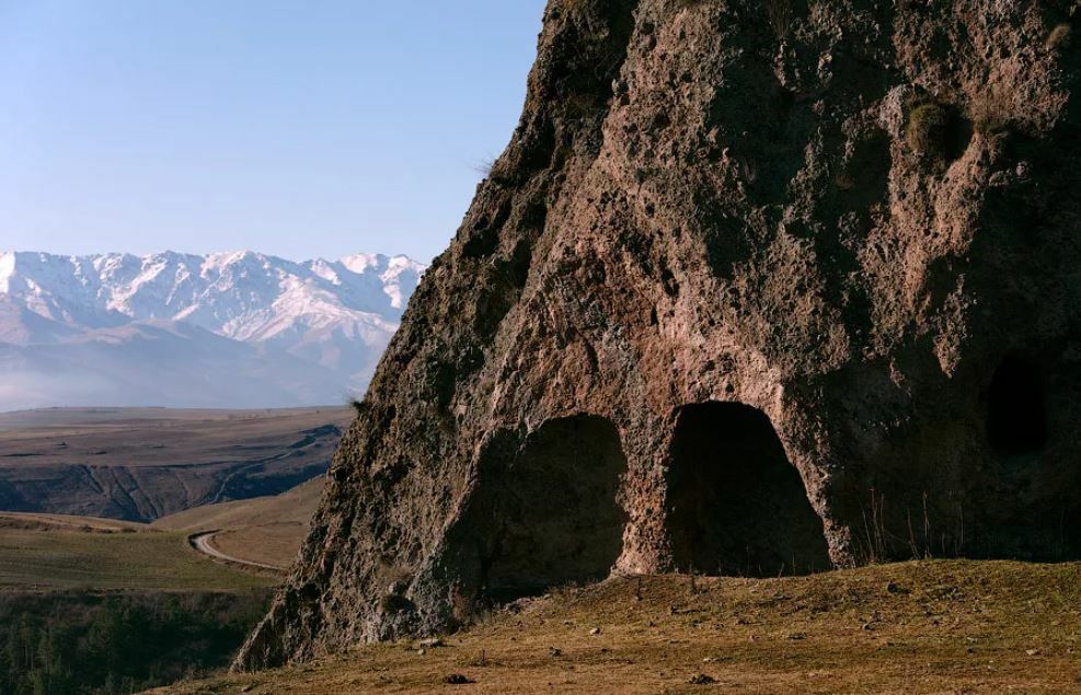 Сюникская область. Село Хндзореск Армения. Армения пещерный город Горис. Ереван пещерный город Хндзореск. Горис Армения достопримечательности пещерный город.