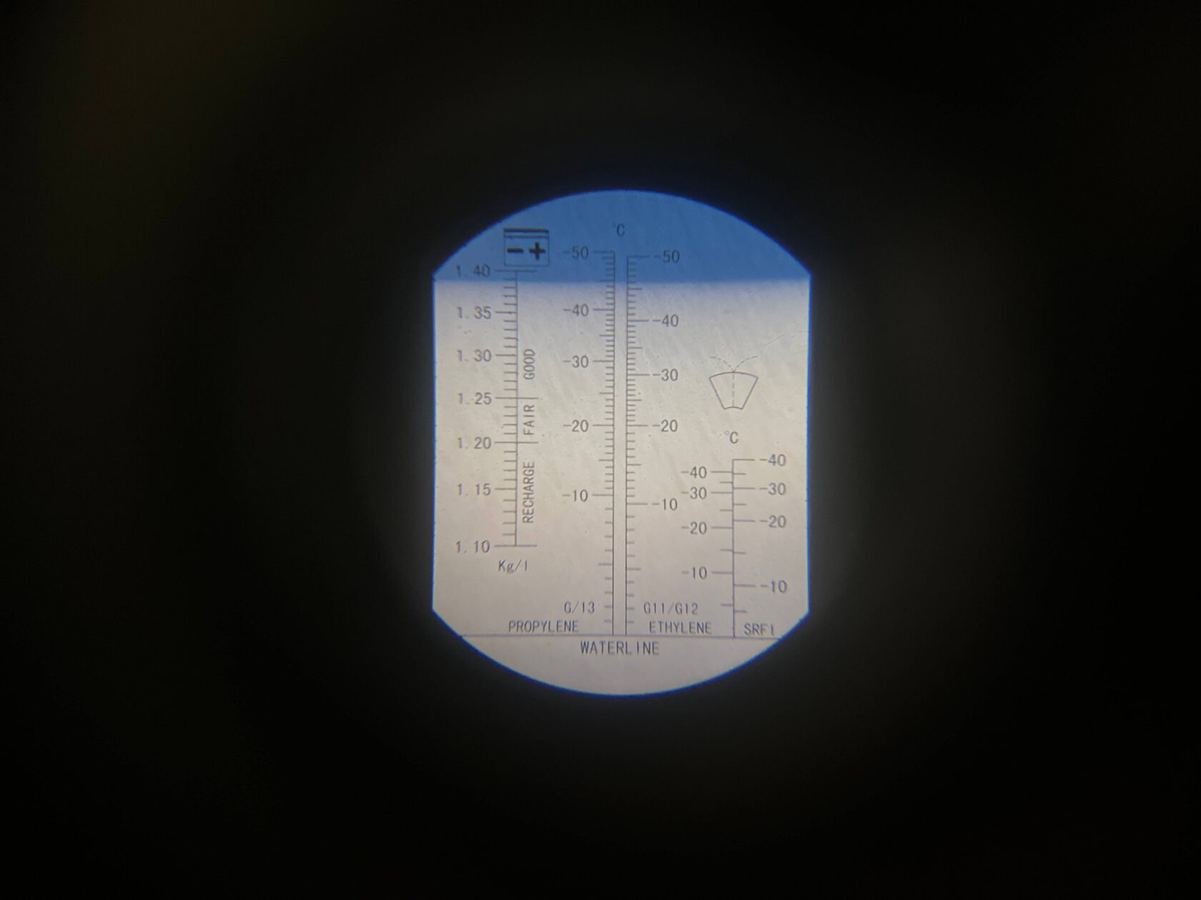 Перед началом работ проверяем рефрактометром состояние антифриза