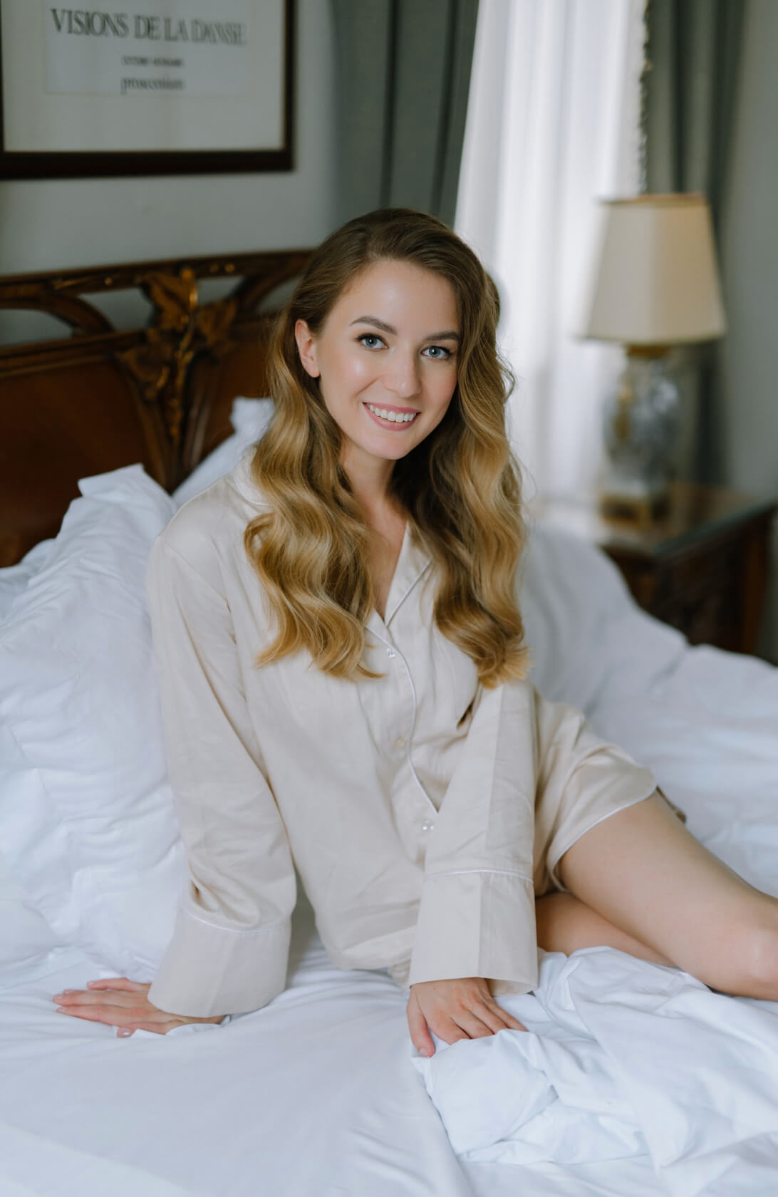 Невеста с локонами на кровати