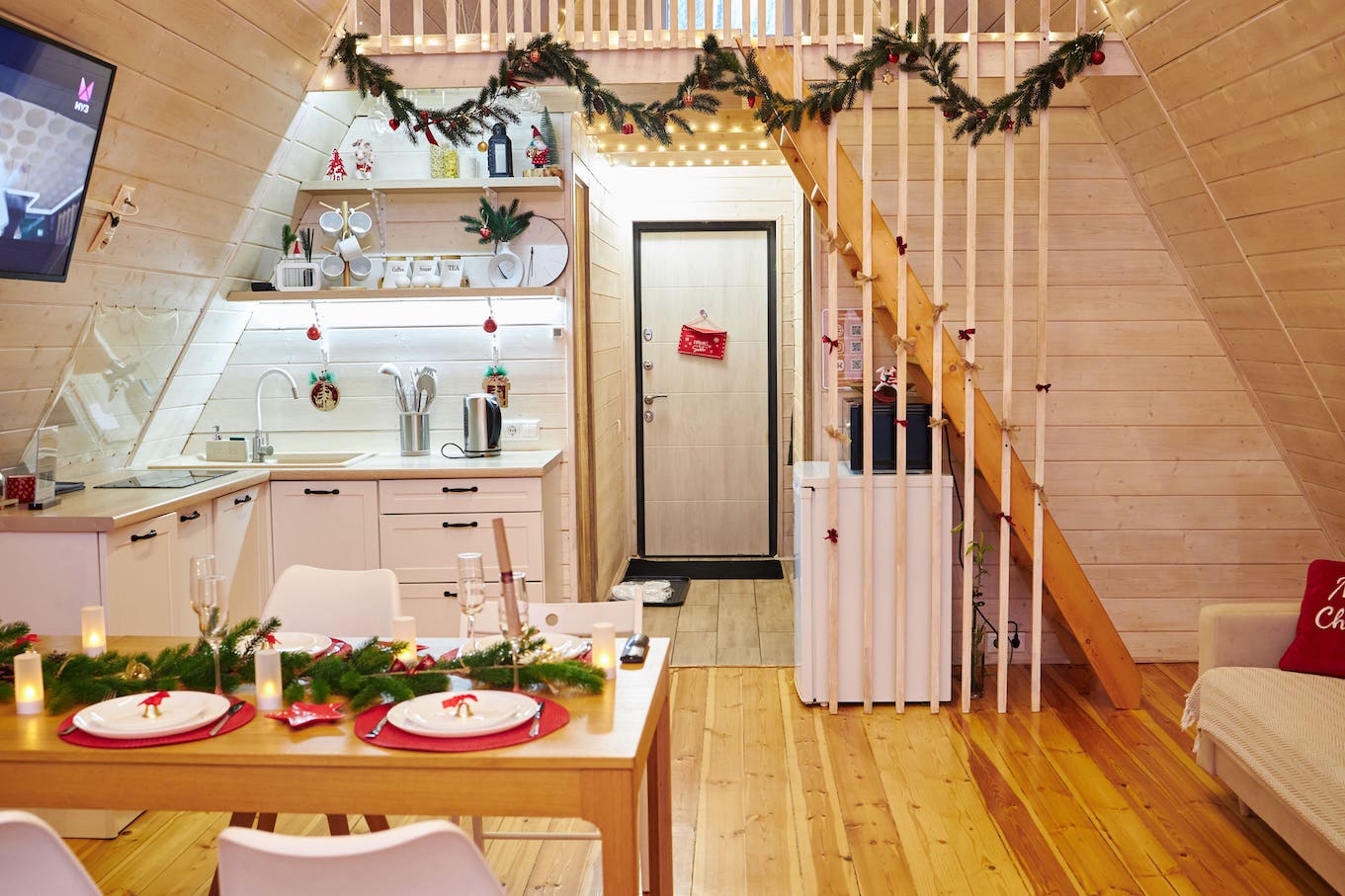 Теплый свет из окон A-frame домика Aframe Happy в зимний вечер — атмосфера для тихого праздника Старого Нового года