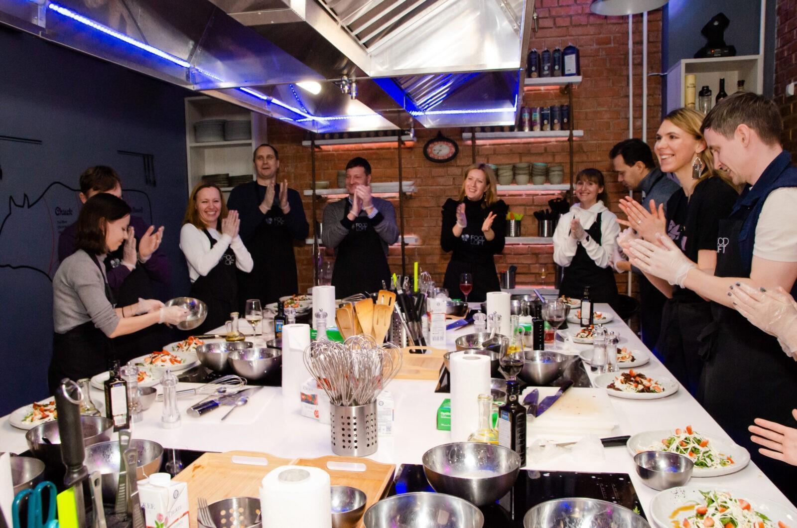 Команда готовит вместе на кулинарном тимбилдинге в студии FoodLoft СПб