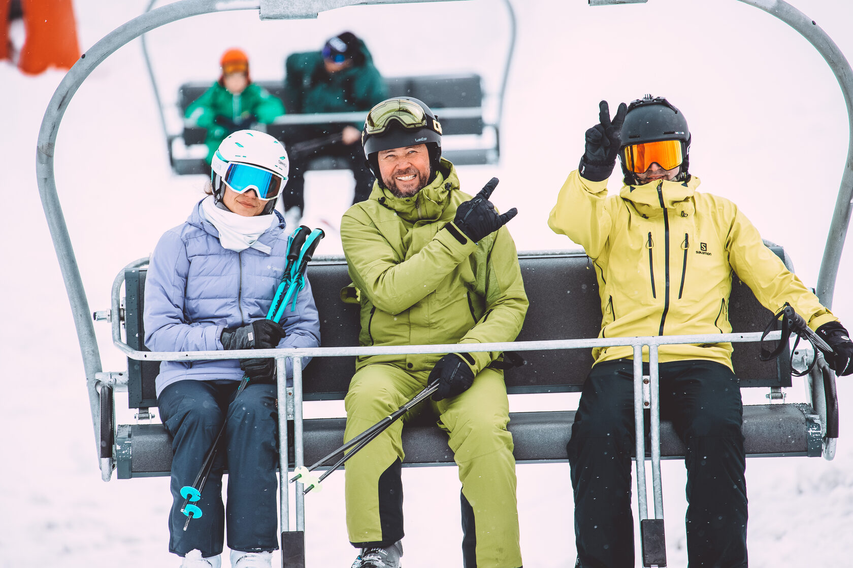 Креселка доставляет на вершину горнолыжного слона троих радостных лыжников: инструктора и двоих учеников