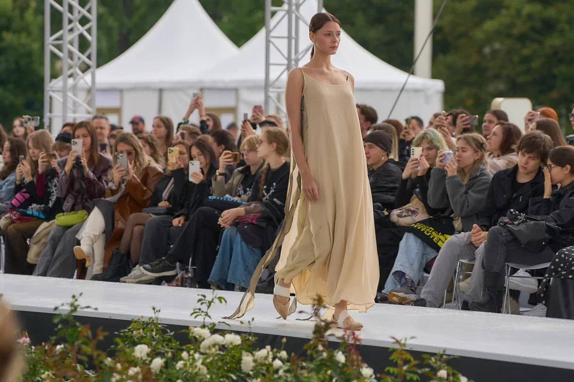 Эксперты назвали главные тренды 2026 года: женственность, шелк и мягкий белый | Московская неделя моды