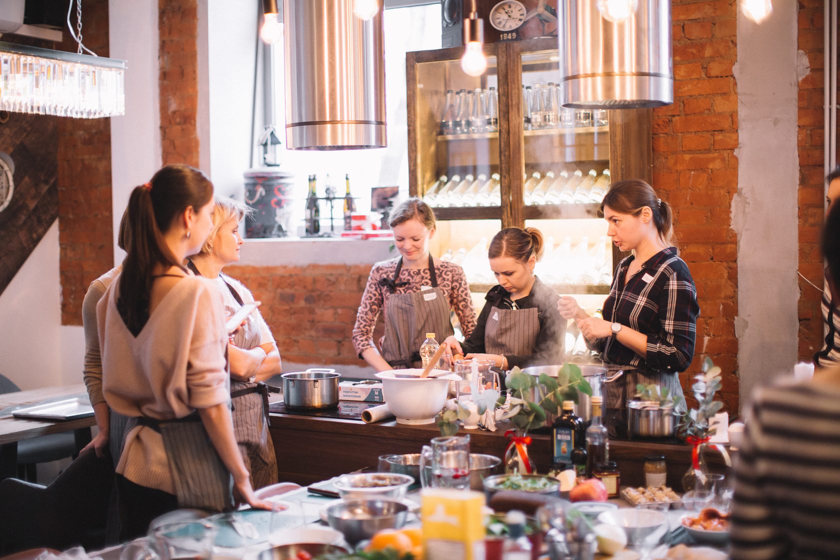 Кафе гастробар. Urban Kitchen Люсиновская. Ресторан Урбан Китчен. Кулинарная студия. Makeup Kitchen в Москве.