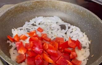 Приготовление шакшуки с болгарским перцем и помидорами: шаг 6