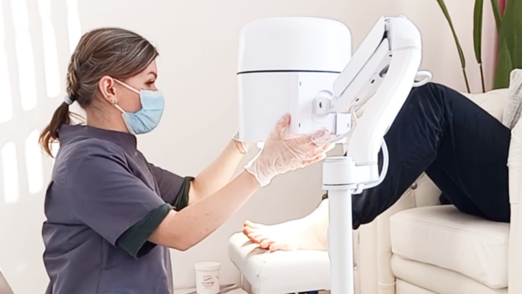 Маникюр и педикюр в салоне красоты