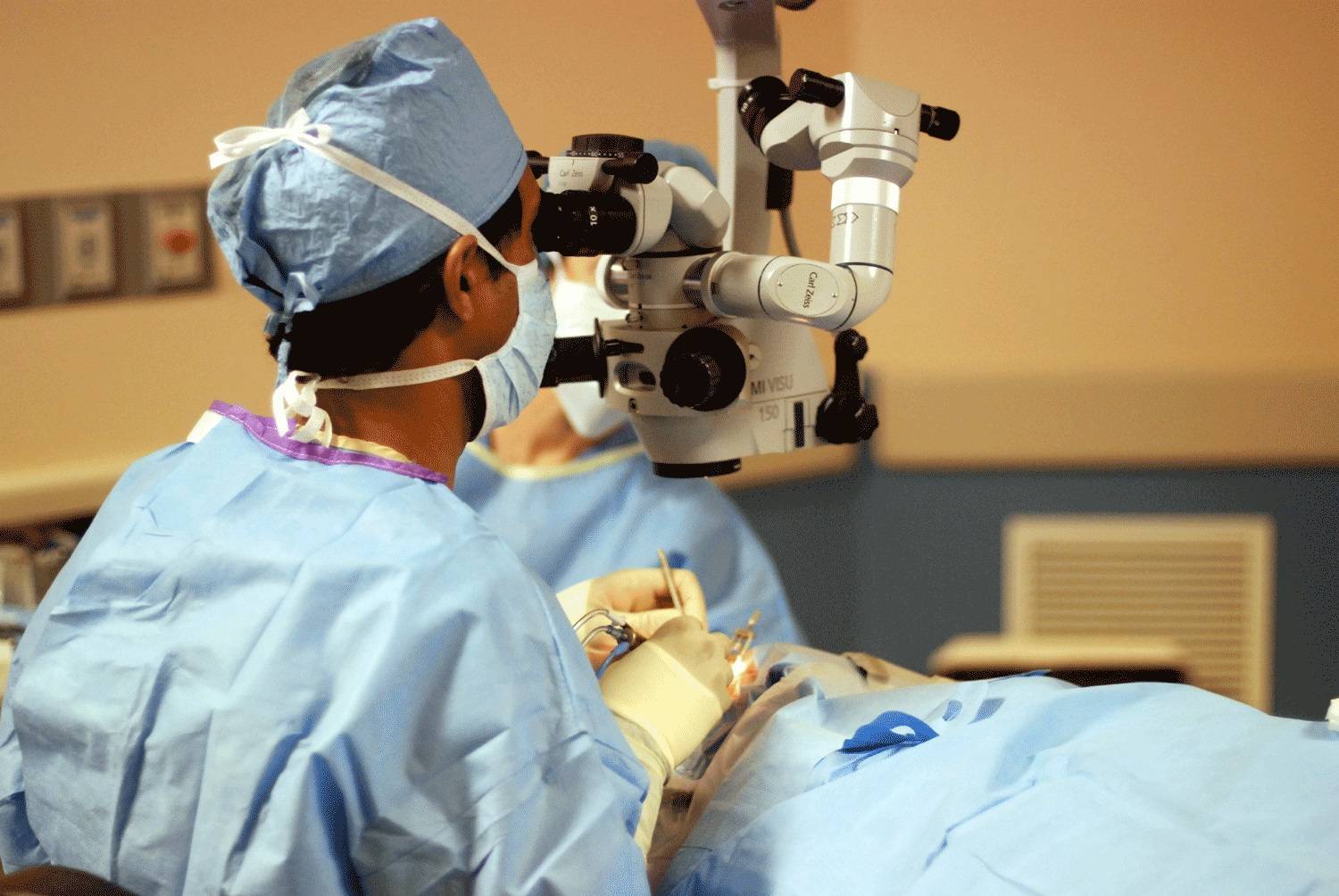 Какие есть операции на глаза. Операция склеропластика. Офтальмологическая операция. Хирургические операции в офтальмологии.