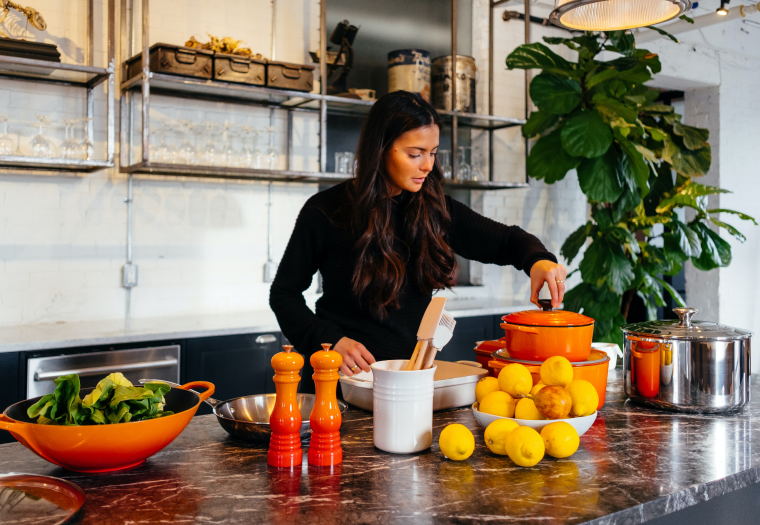 девушка в черном на кухне готовит