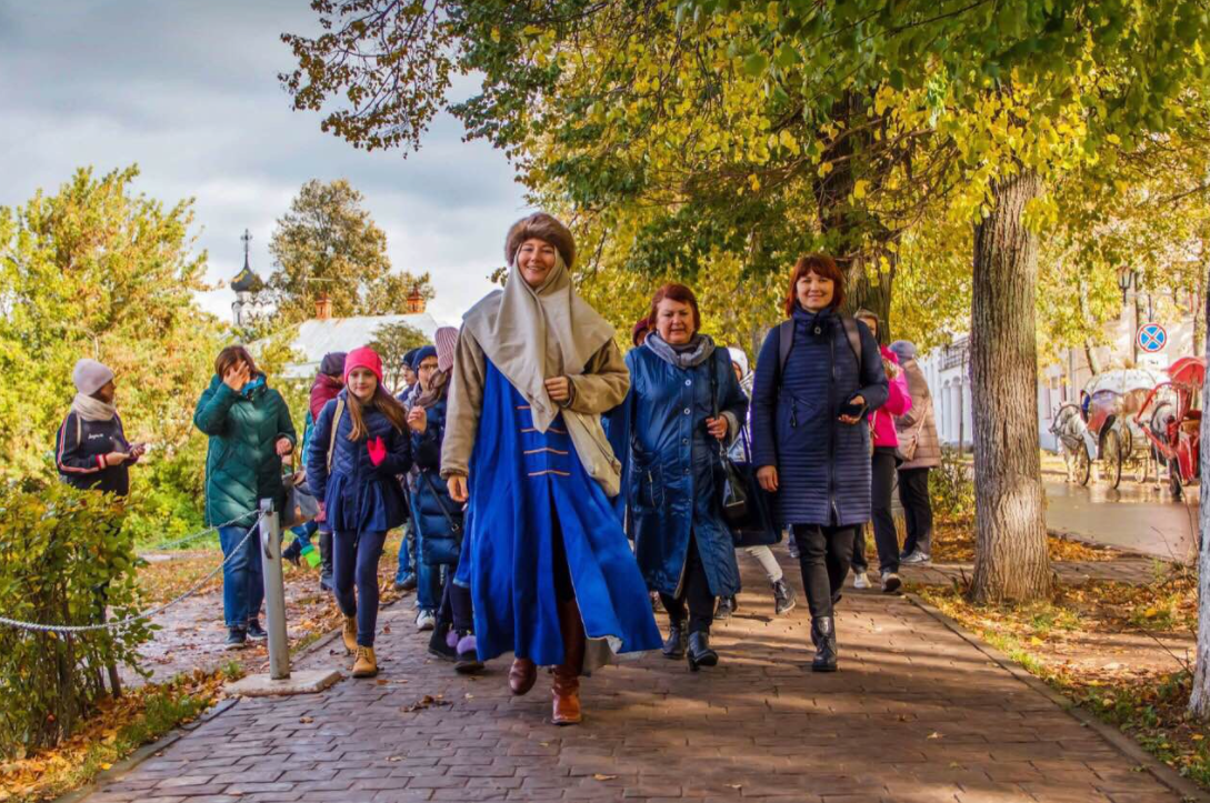 Суздаль экскурсии. Туристы в Суздале. Прогулка Суздаль. Экскурсия по Суздалю.