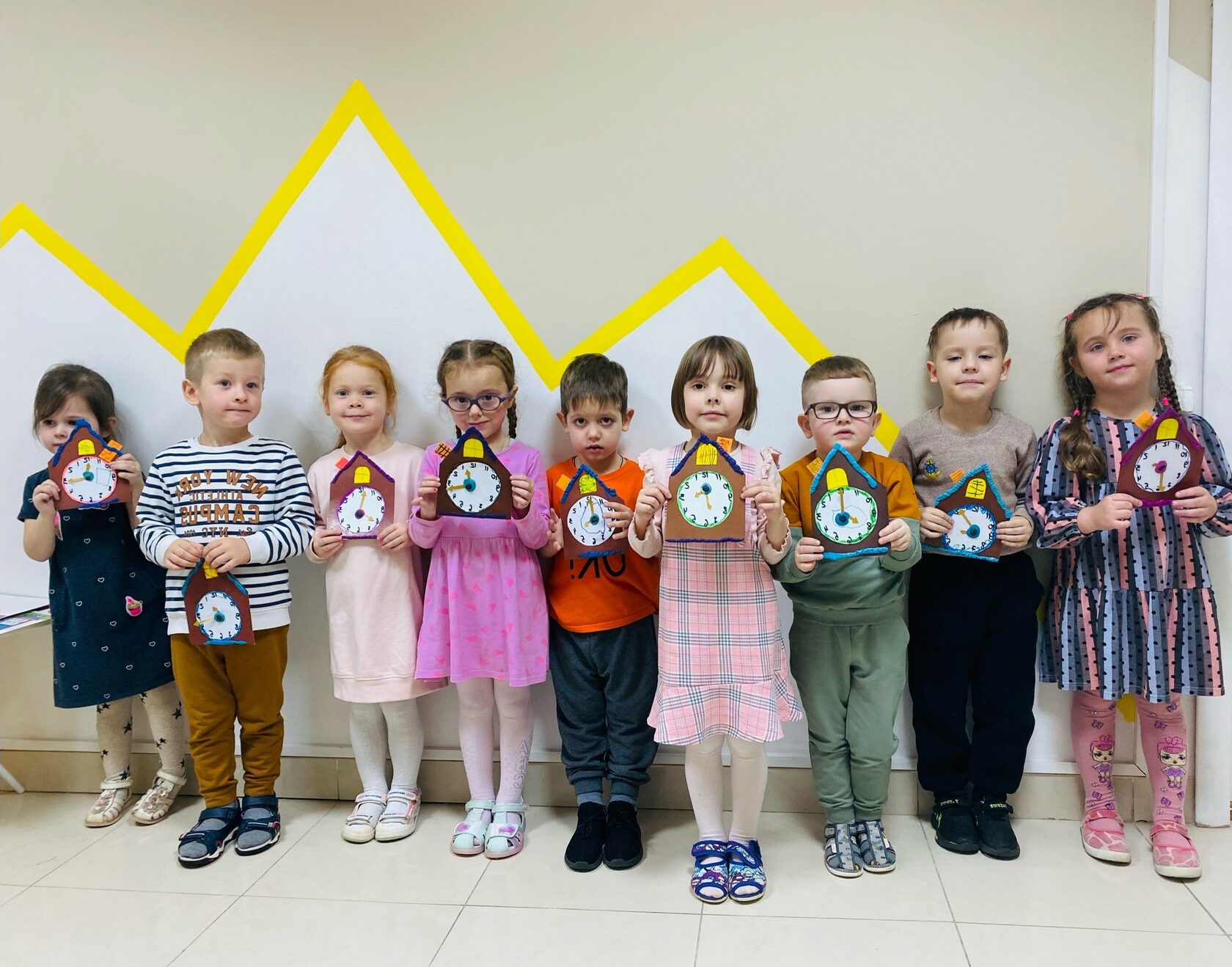 Дети на занятии по рисованию в детском клубе