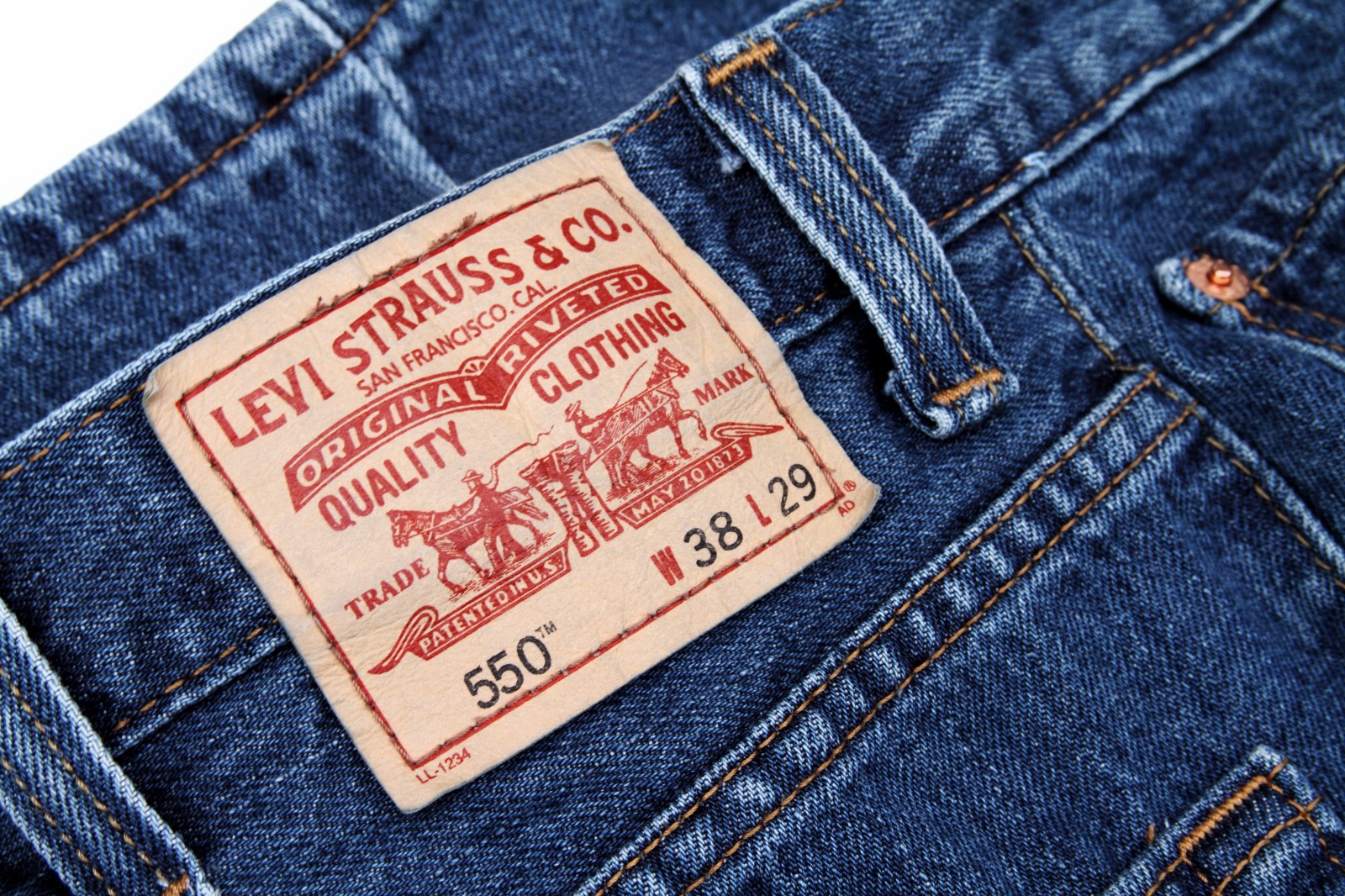 Джинсы день рождения. Levis 595. Levi Strauss джинсы. Лейбл Левис страус. Лейбл левайс на джинсах.