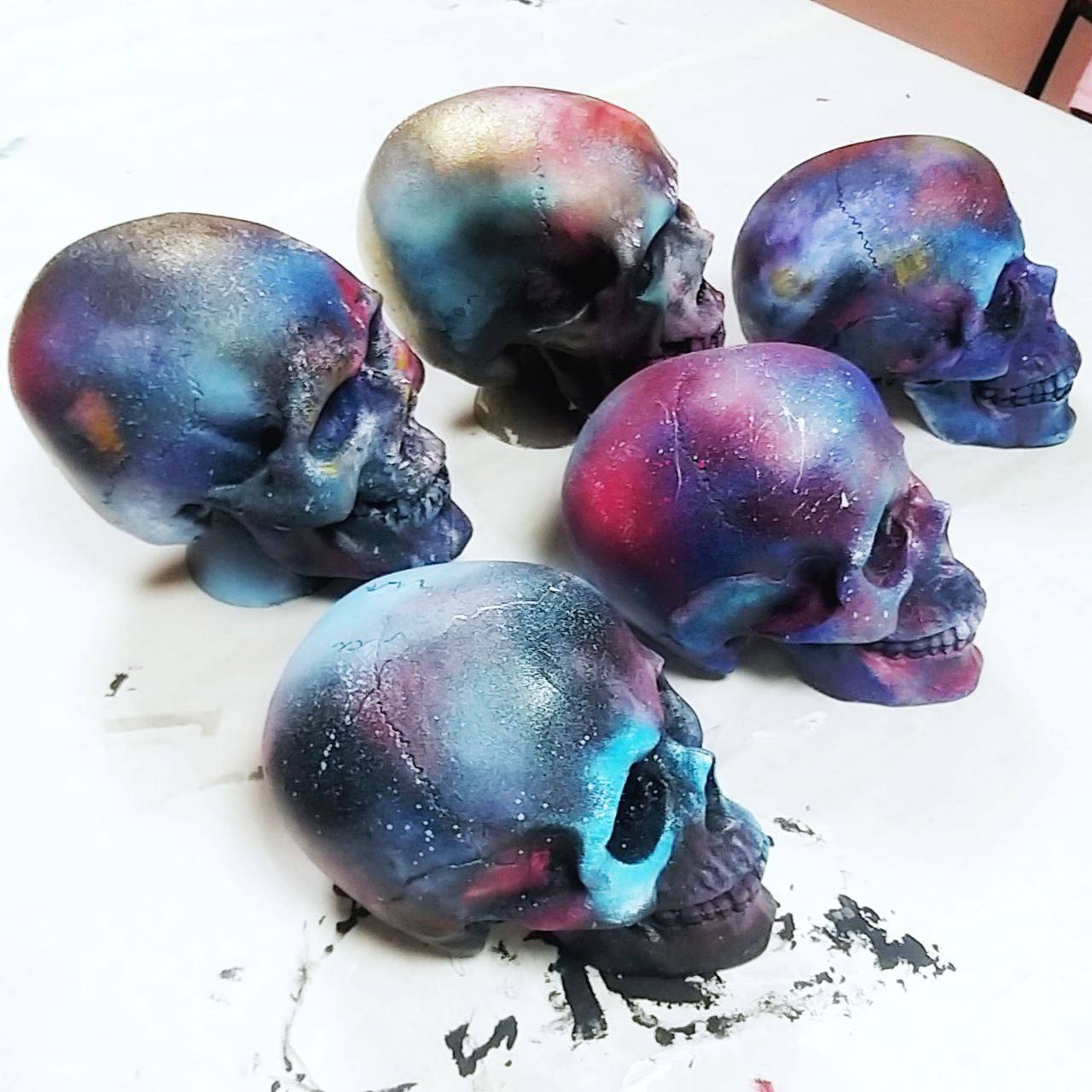 Расписанный череп с геометрическим узором