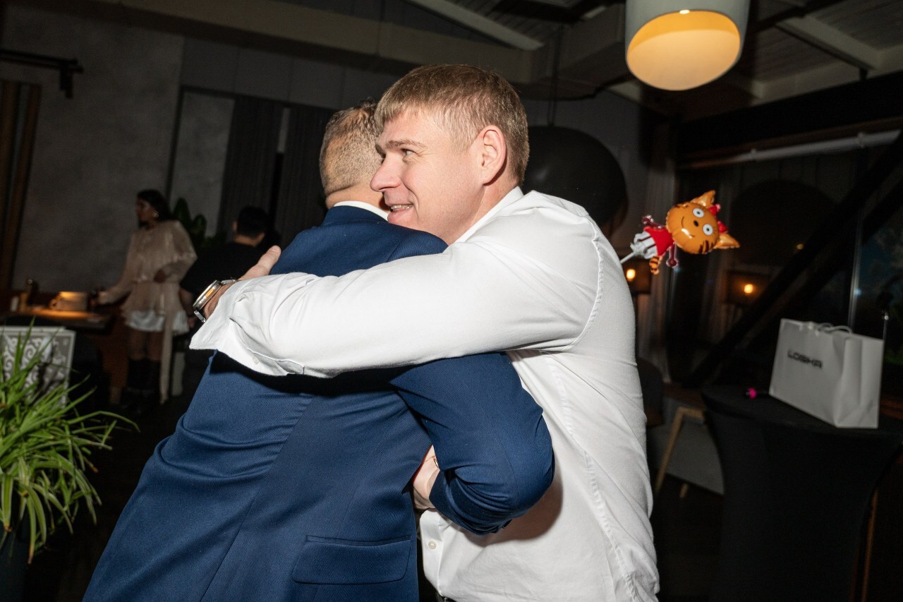 Алексей обнимает друга в синем пиджаке