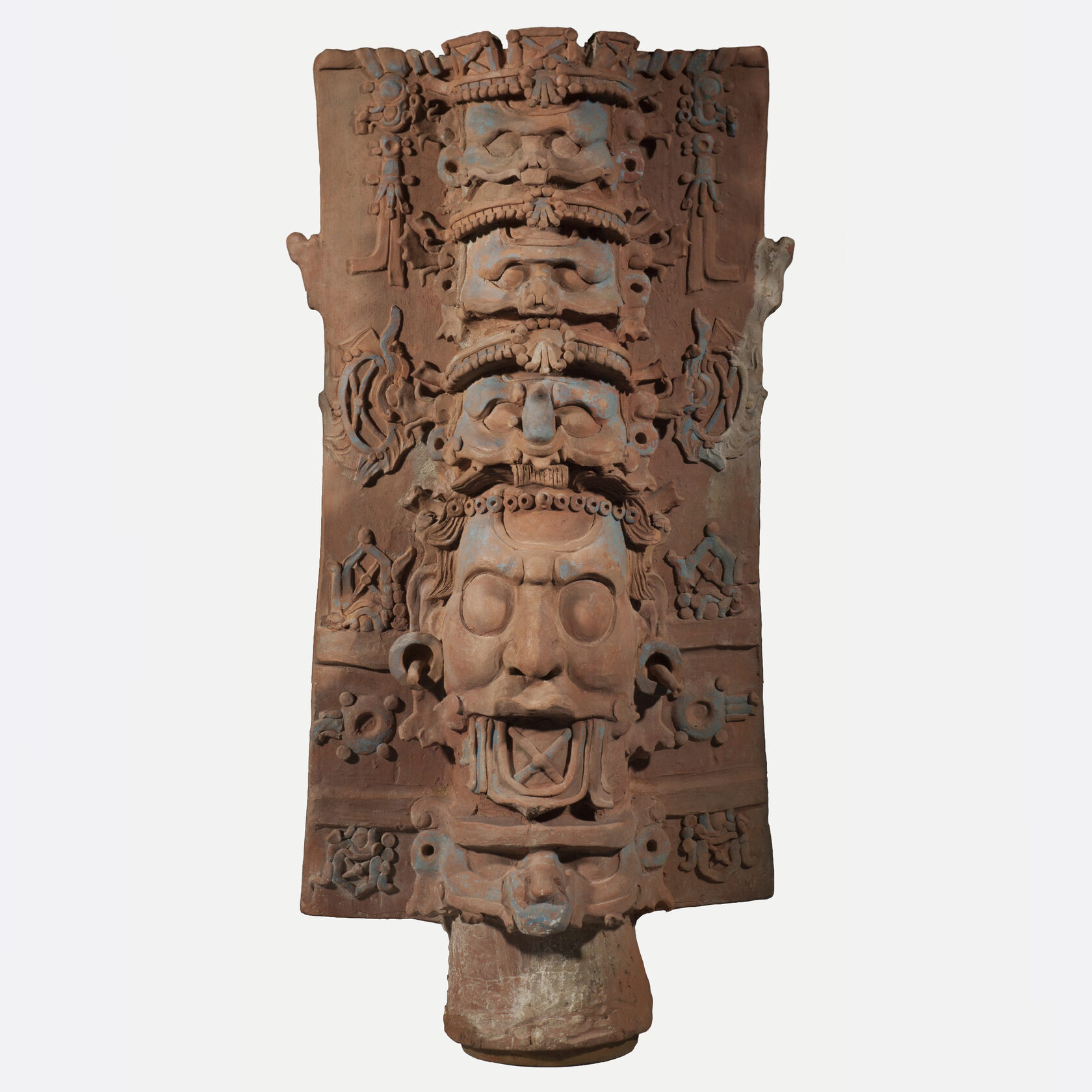 Подставка для курильницы с изображениями ликов божеств. Майя, 690-720 гг. н.э. Коллекция Kimbell Art Museum, Форт-Уэрт, Техас.
