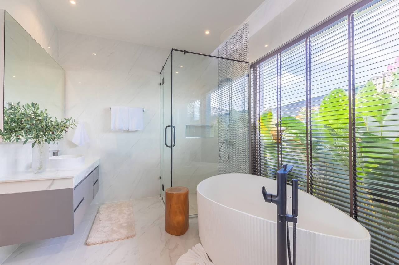 Ванная комната в вилле с тропическим душем.