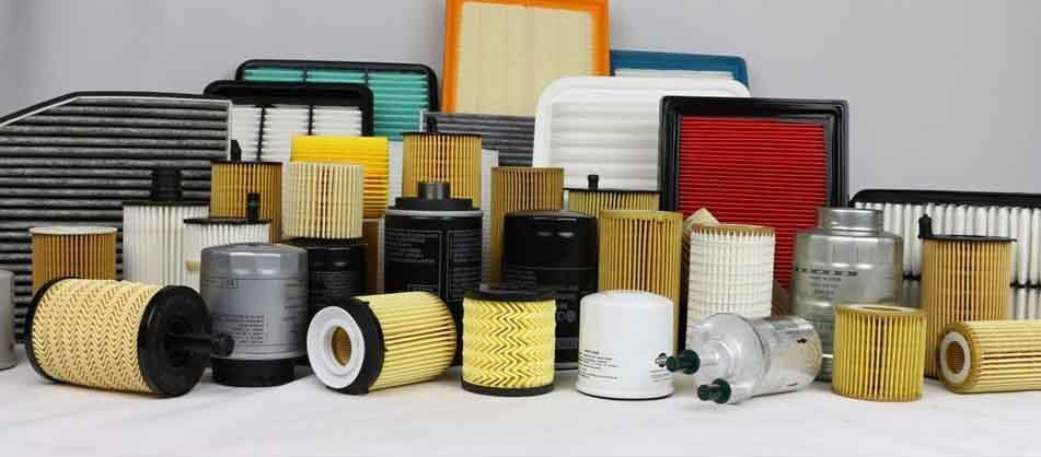 Различные автомобильные фильтры (воздушный, масляный, топливный, салонный) на темном фоне, символизирующие чистоту и защиту двигателя.