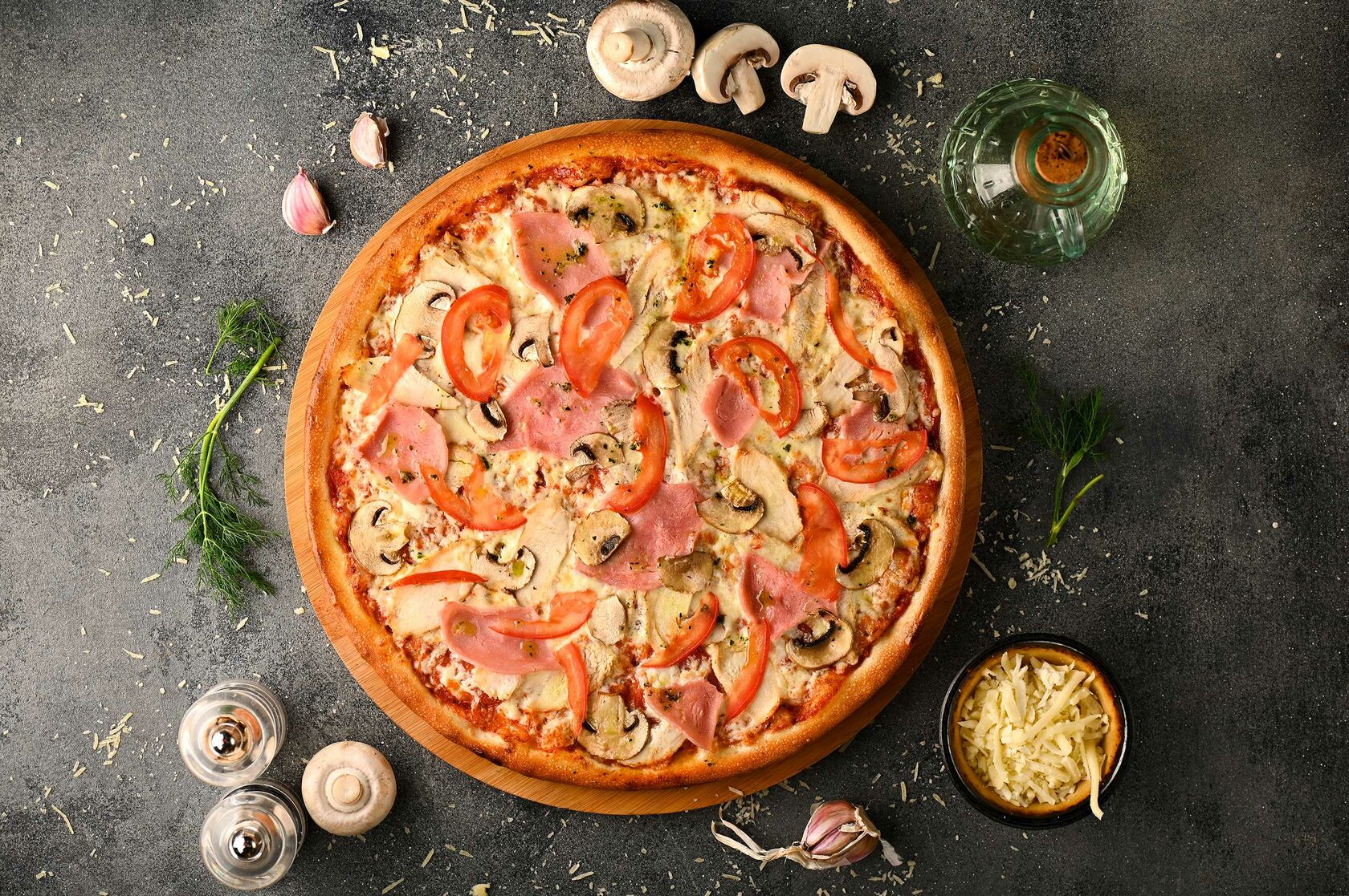 Начинка для постной пиццы. Пицца чоризо. Пицца с белыми грибами помидорами колбасой. Пицца чоризо Фреш состав. Чоризо с паприкой пицца.