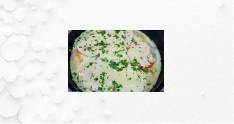 Приготовление тортильи с яйцом, сыром и помидором на сковороде: шаг 10