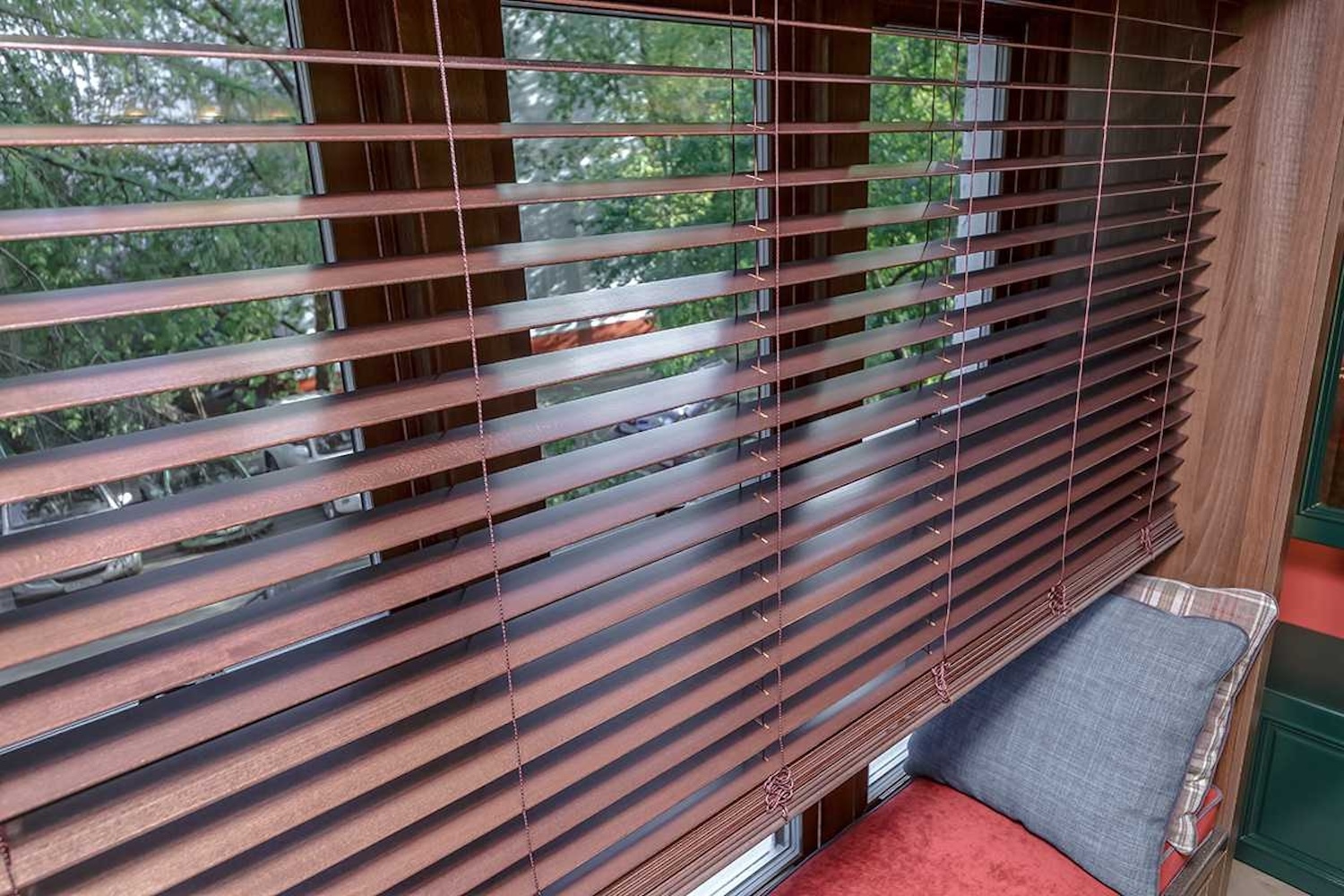 Бамбуковые горизонтальные жалюзи 50мм амиго. Жалюзи под дерево. Жалюзи бамбуковые 50мм. Жалюзи горизонтальные бамбук. Жалюзи бамбуковые горизонтальные.