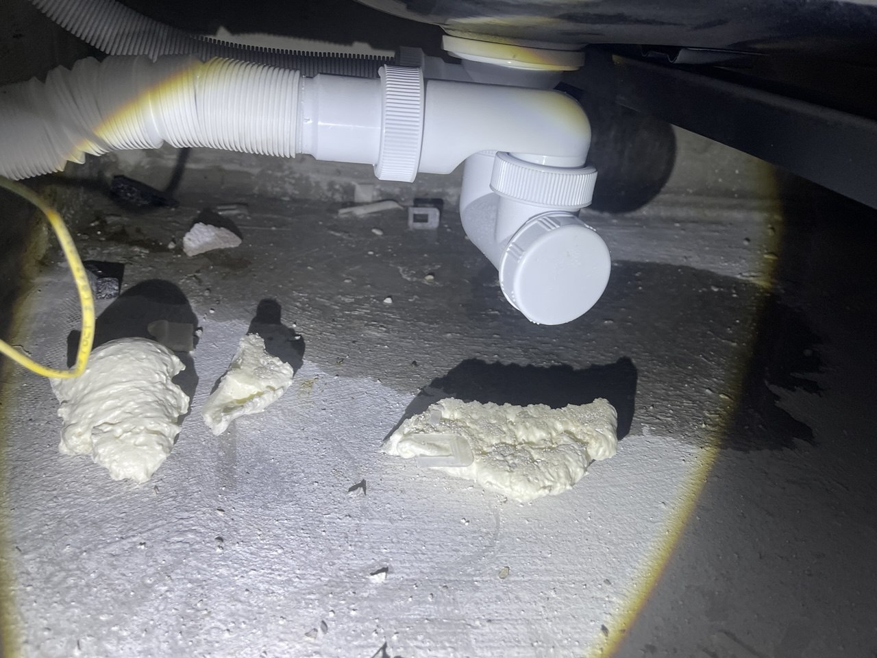 Протечка сифона под ванной