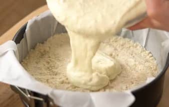 Приготовление насыпного пирога с творогом и яблоками в духовке: шаг 9