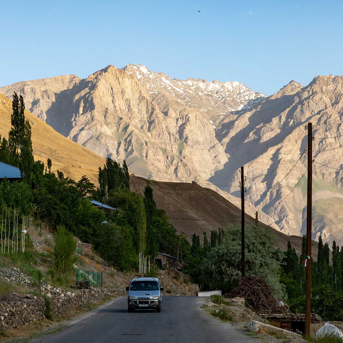 Кишлак уходит. \Памир Хорог Таджикистан. Кишлаки на памире в Таджикистане. Горный Бадахшан Хорог. Горы Памира Хорог.