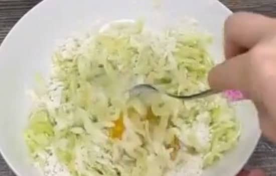 Приготовление кабачковой пиццы с помидорами и сыром на сковороде: шаг 2