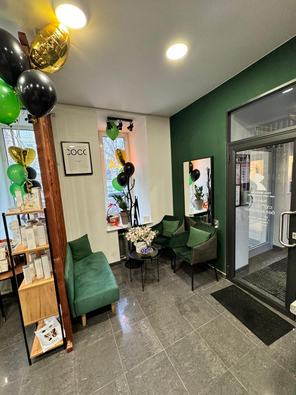 салон наращивания ресниц. красивые брови краской. салон красоты брови ресницы. девушка с красивым макияжем. салон красоты брови ресницы.