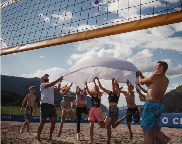 Семейный лагерь - ленивый волейбол