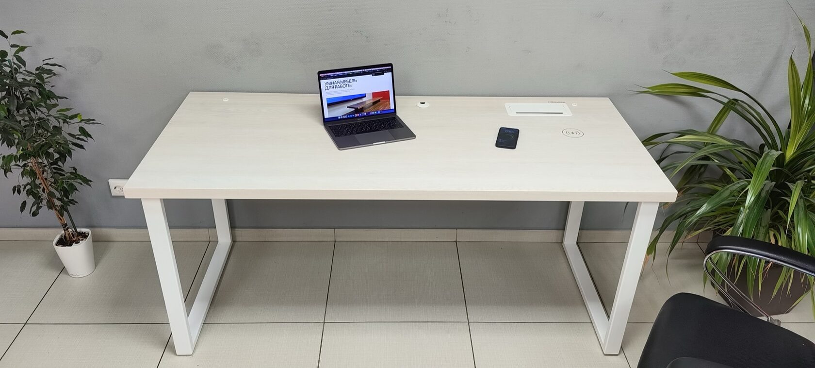 Рабочее место HITECHWOOD со скрытым размещением проводов